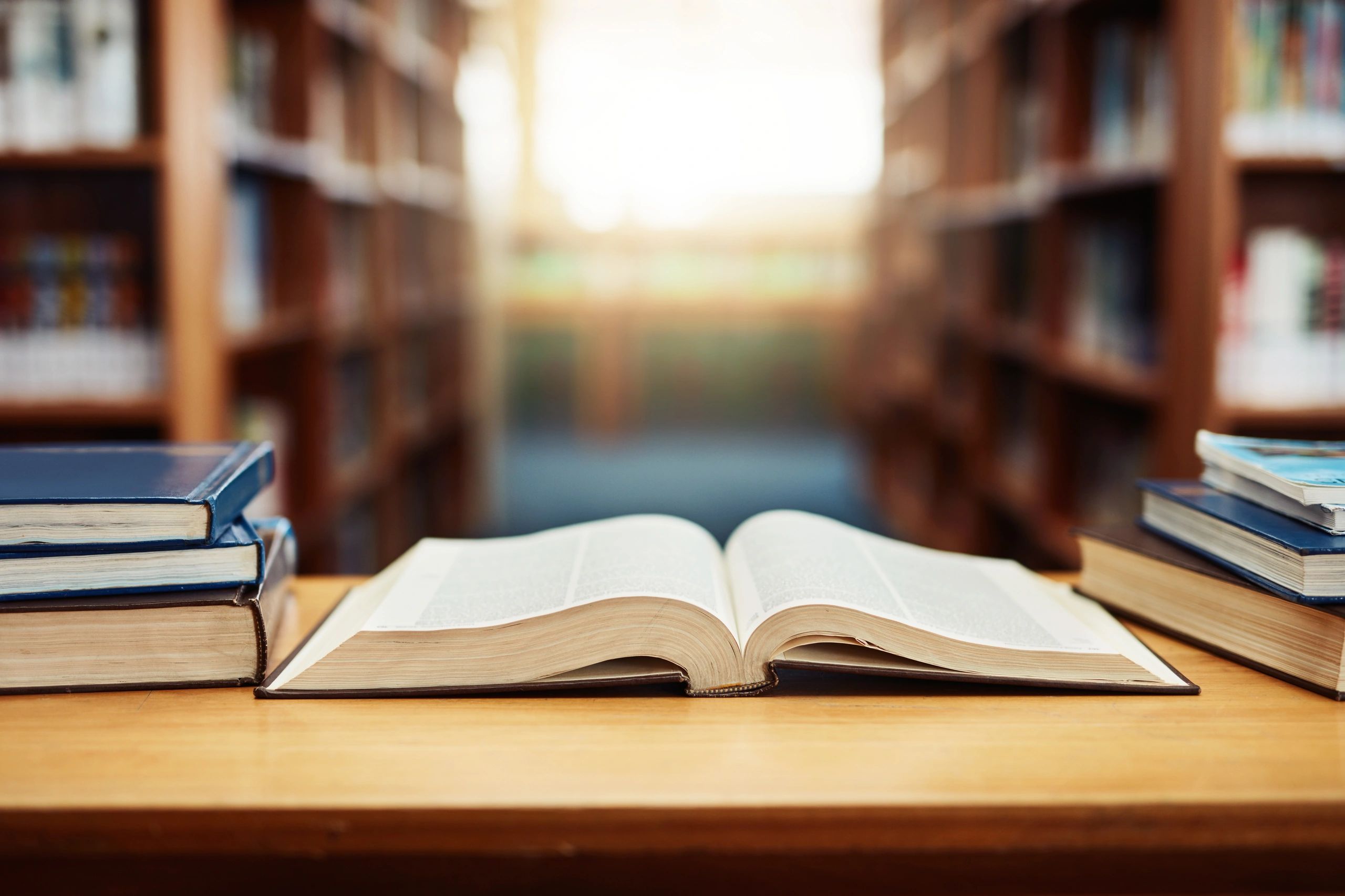 Libro abierto sobre una mesa en una biblioteca