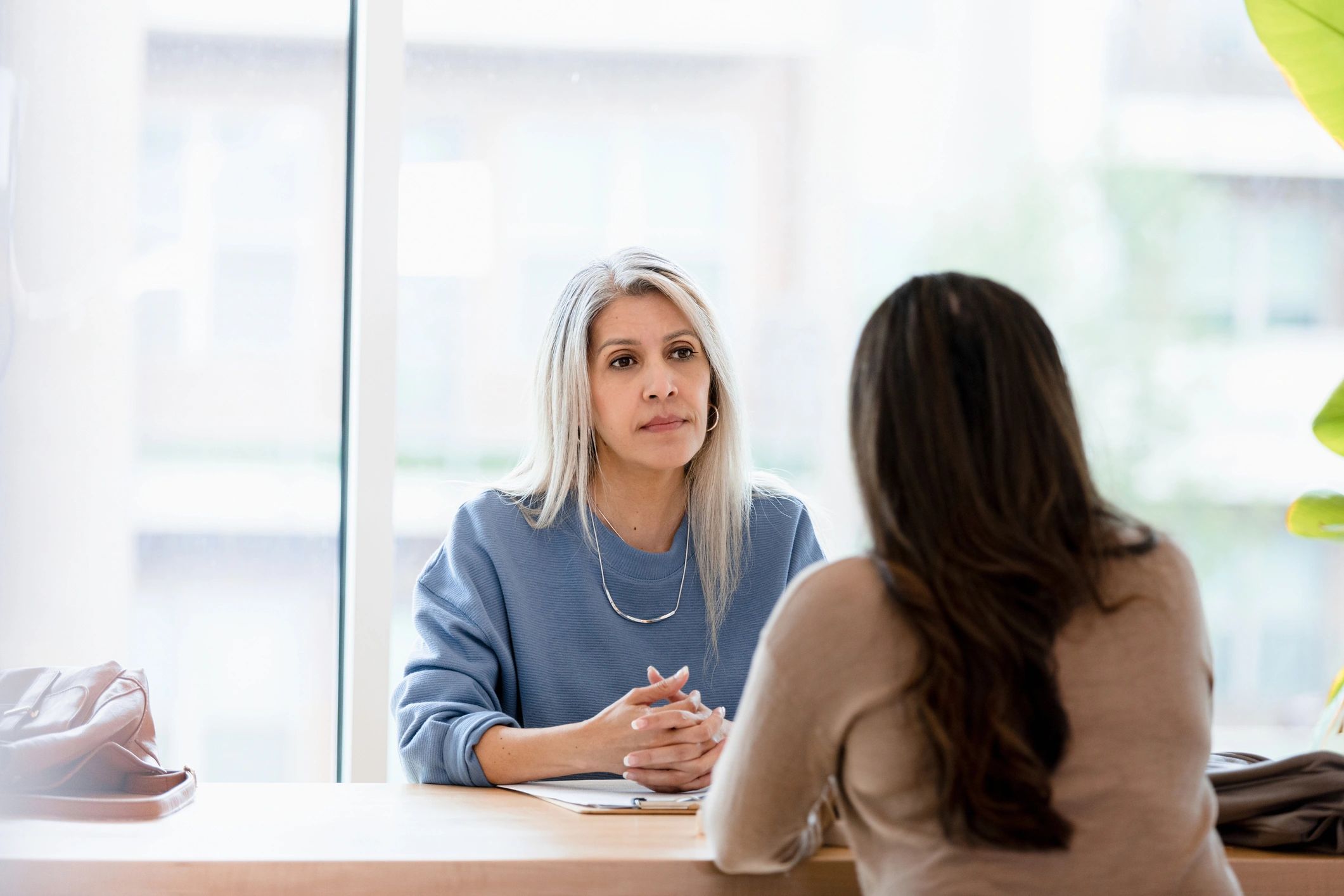 Conversación profesional en un espacio de atención