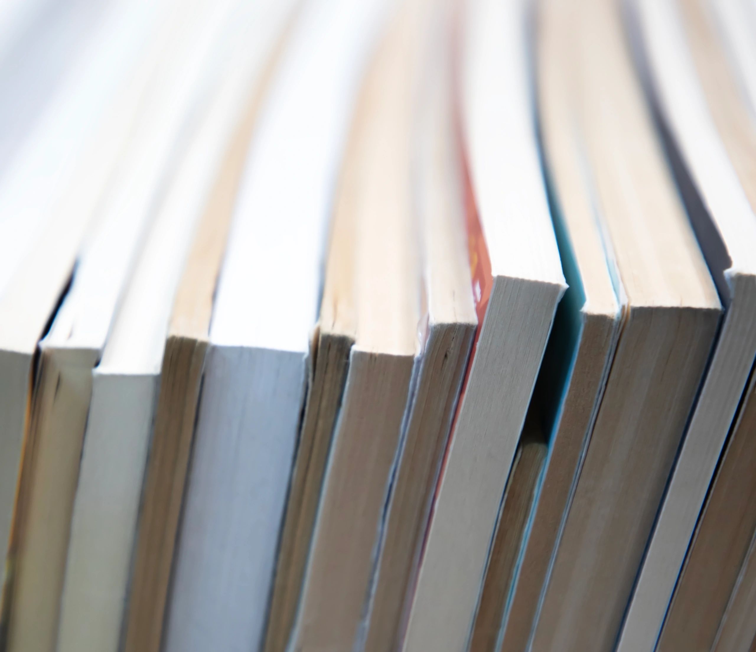 Libros apilados como símbolo de formación y divulgación científica