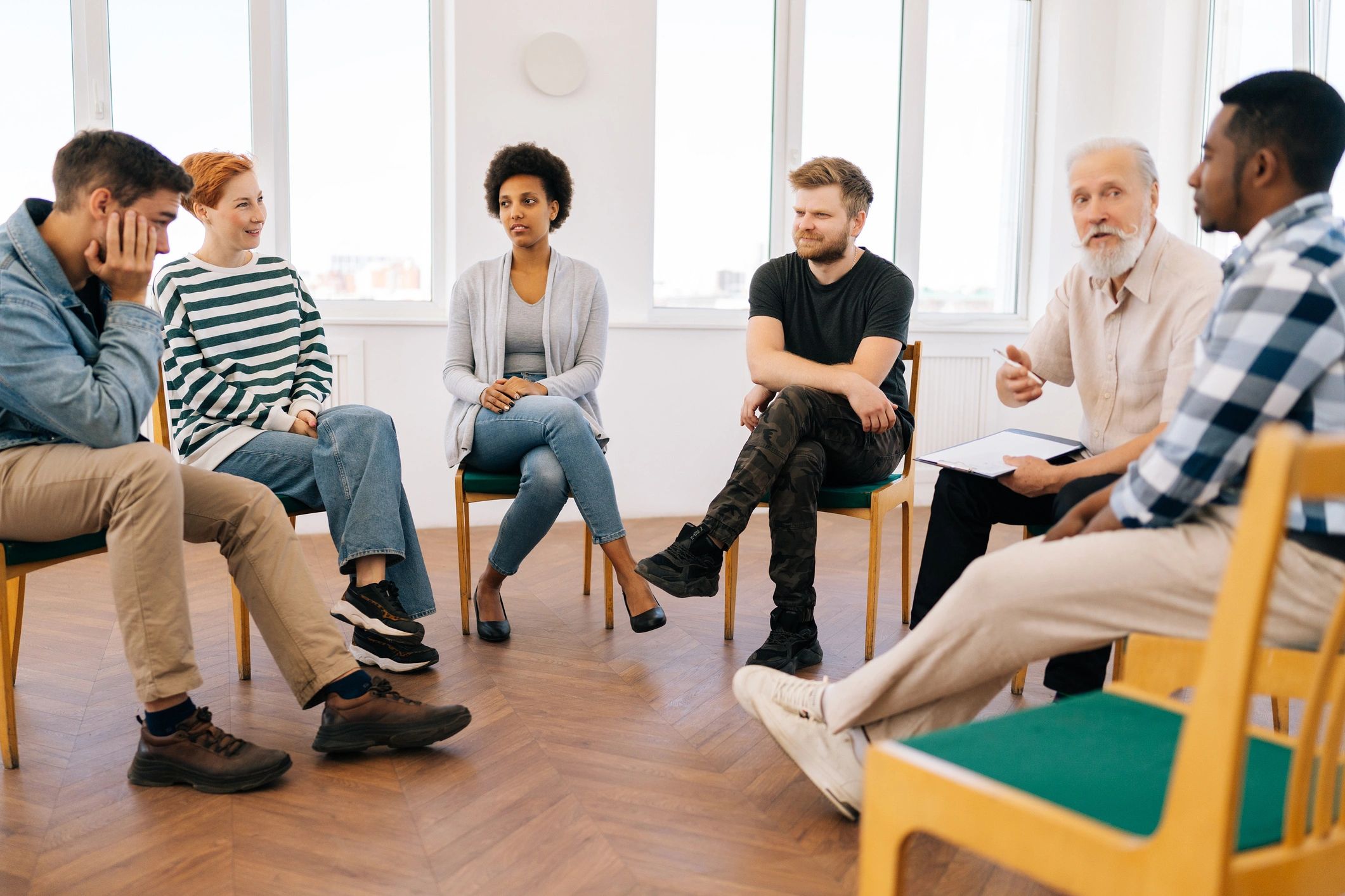 Sesión grupal de salud mental con participantes en círculo