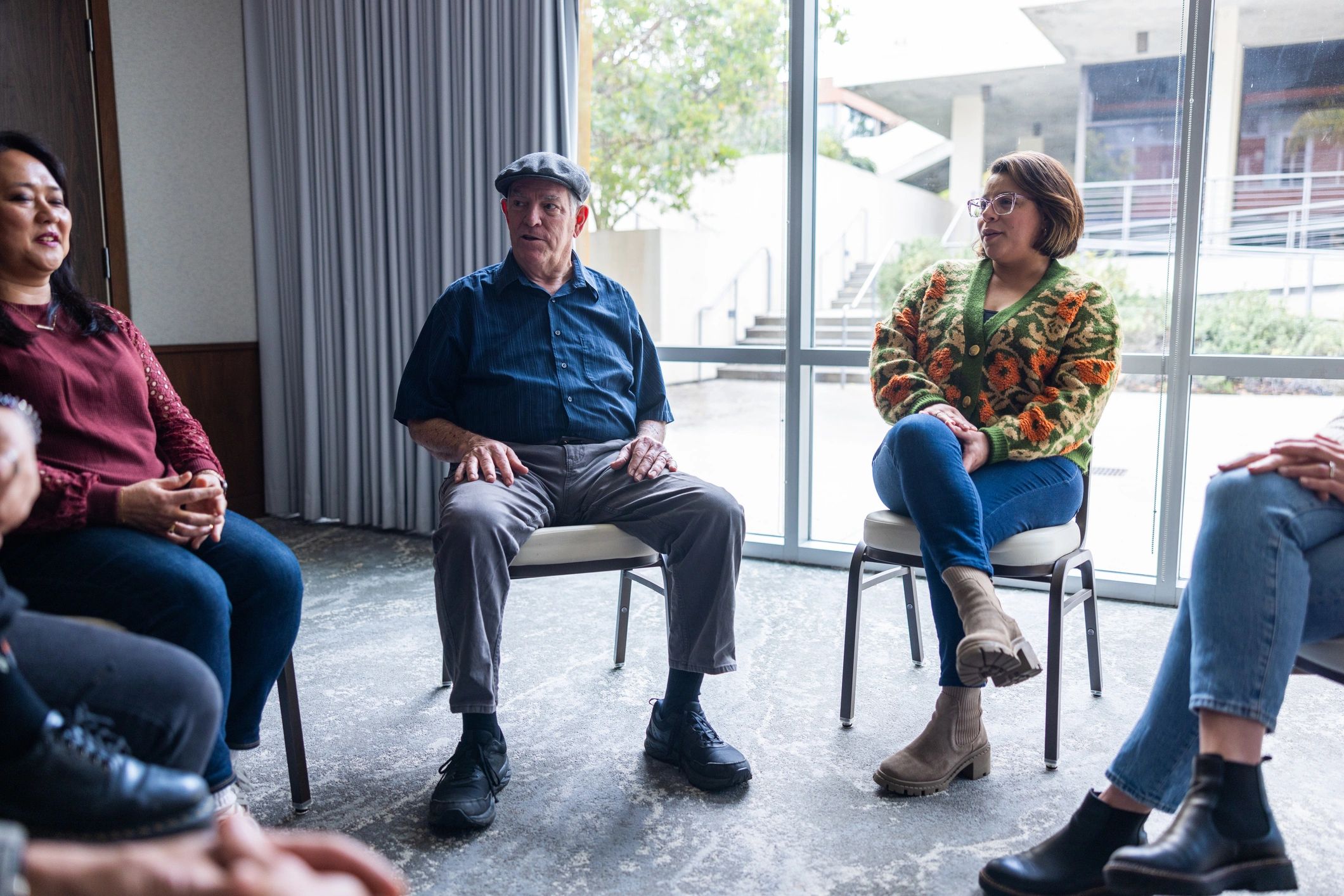 Grupo participando en una sesión de capacitación psicológica
