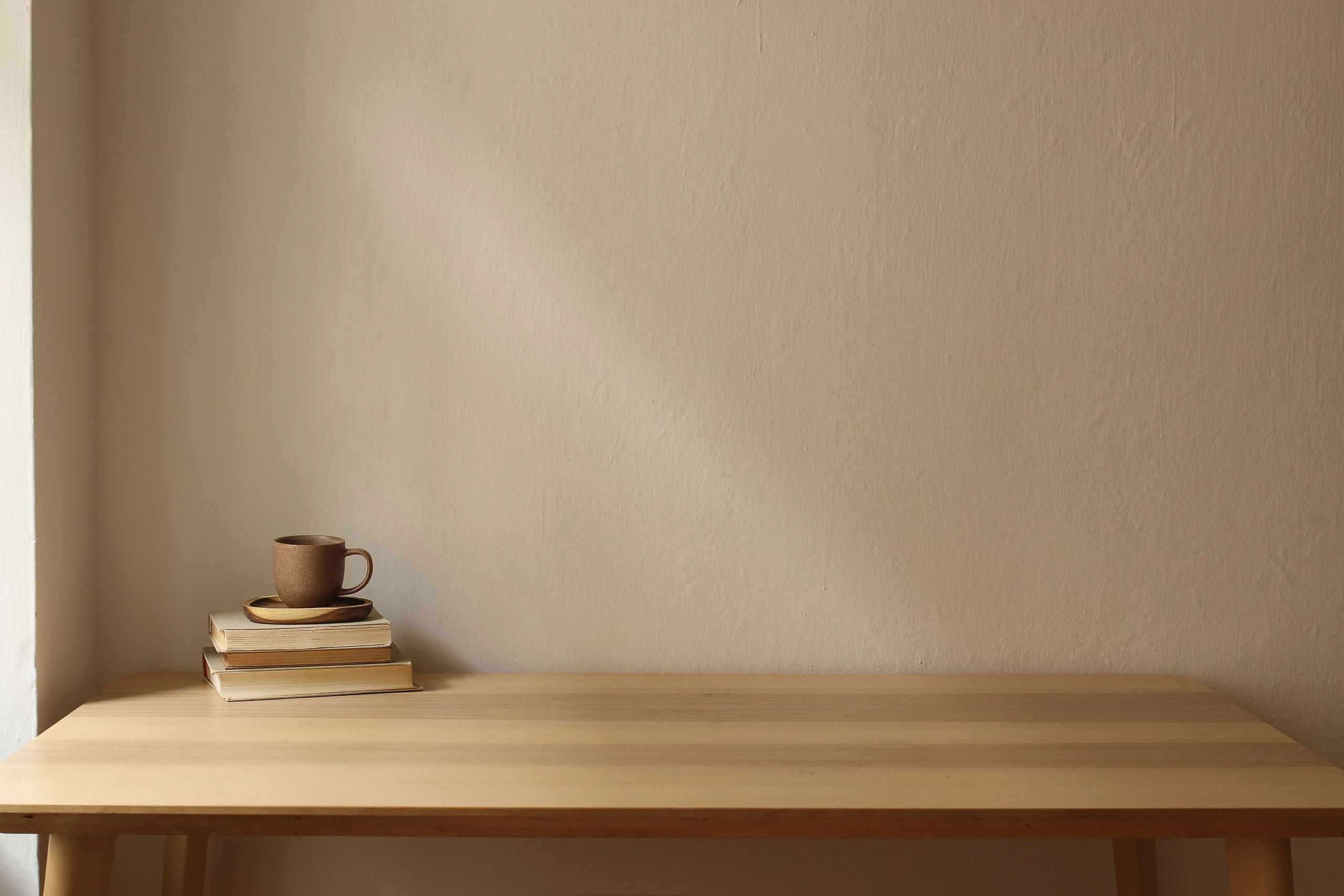 Libros y escritorio en un espacio tranquilo