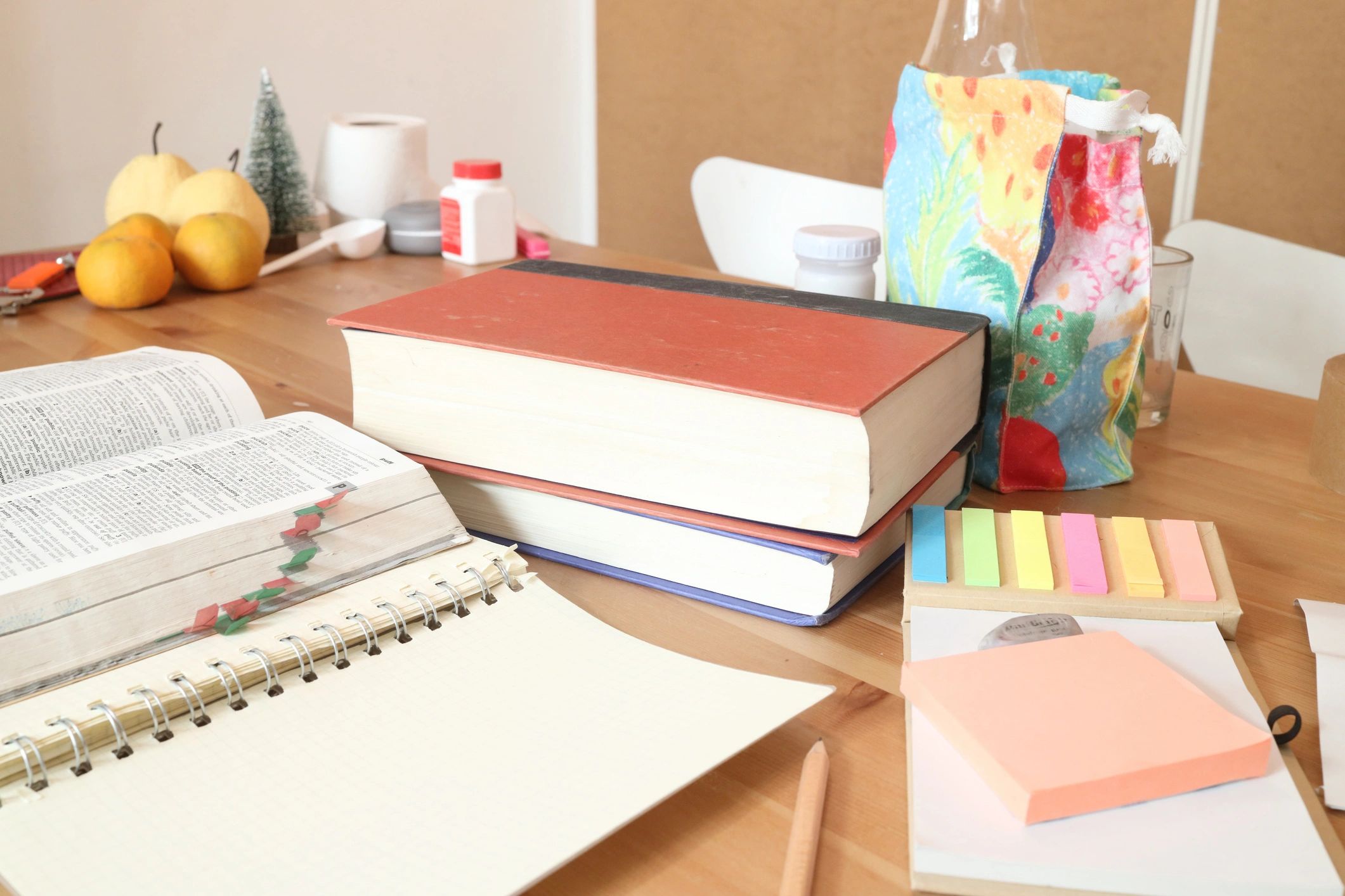 Escritorio con libros y materiales de estudio