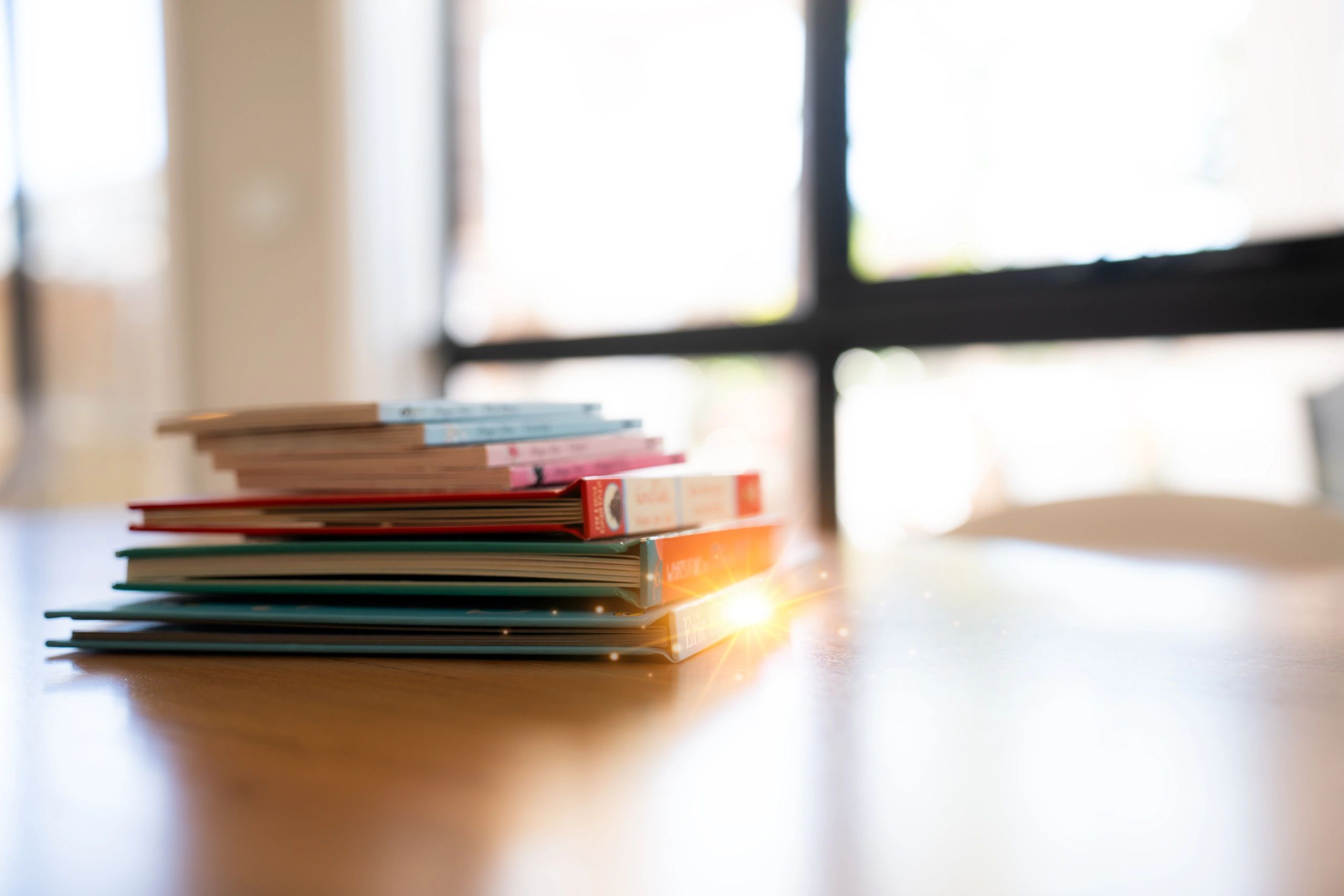 Libros sobre una mesa con luz natural, evocando estudio y reflexión